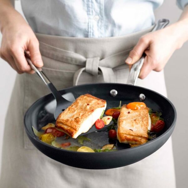 saute-pan-vs-fry-pan-4-different-things-you-need-to-know