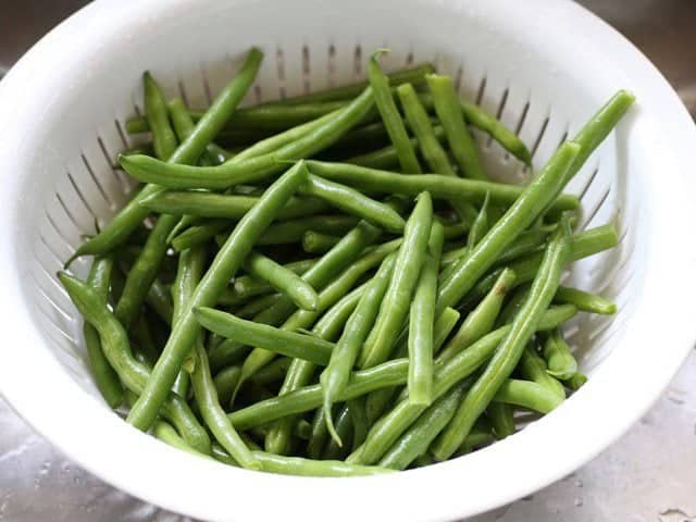 Rinsed fresh green beans in a colander