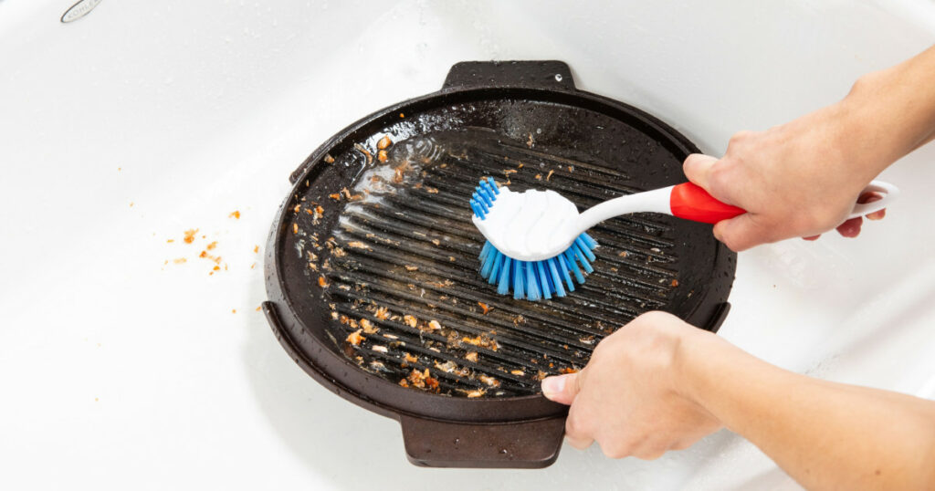 How to clean burnt cast iron grill pan 05