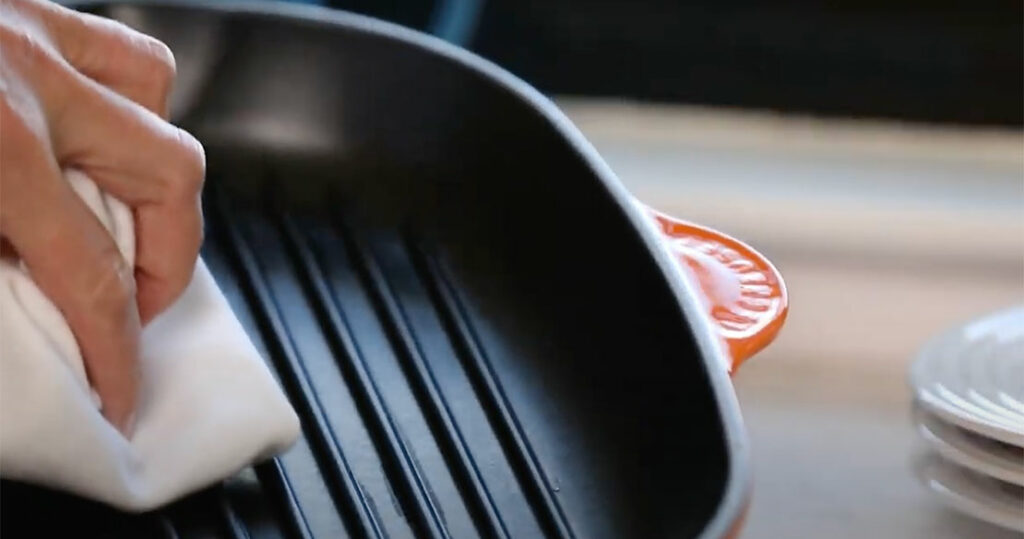 How to clean burnt cast iron grill pan 07