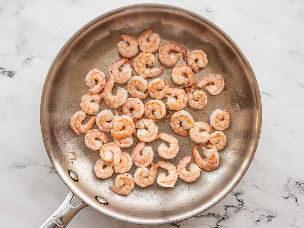 Cooked shrimp in the skillet