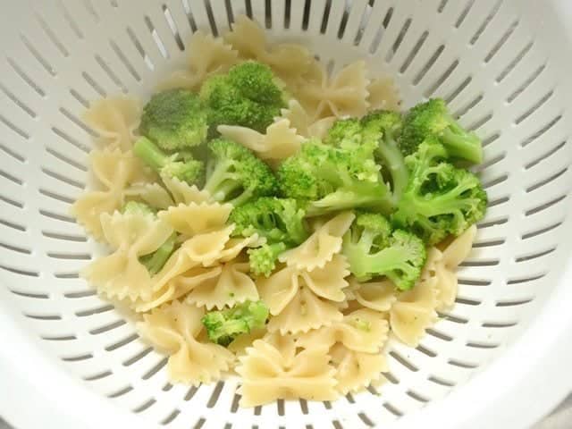 Pasta and broccoli in a colander