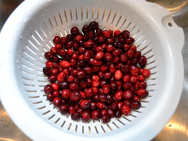 rinse cranberries in strainer 